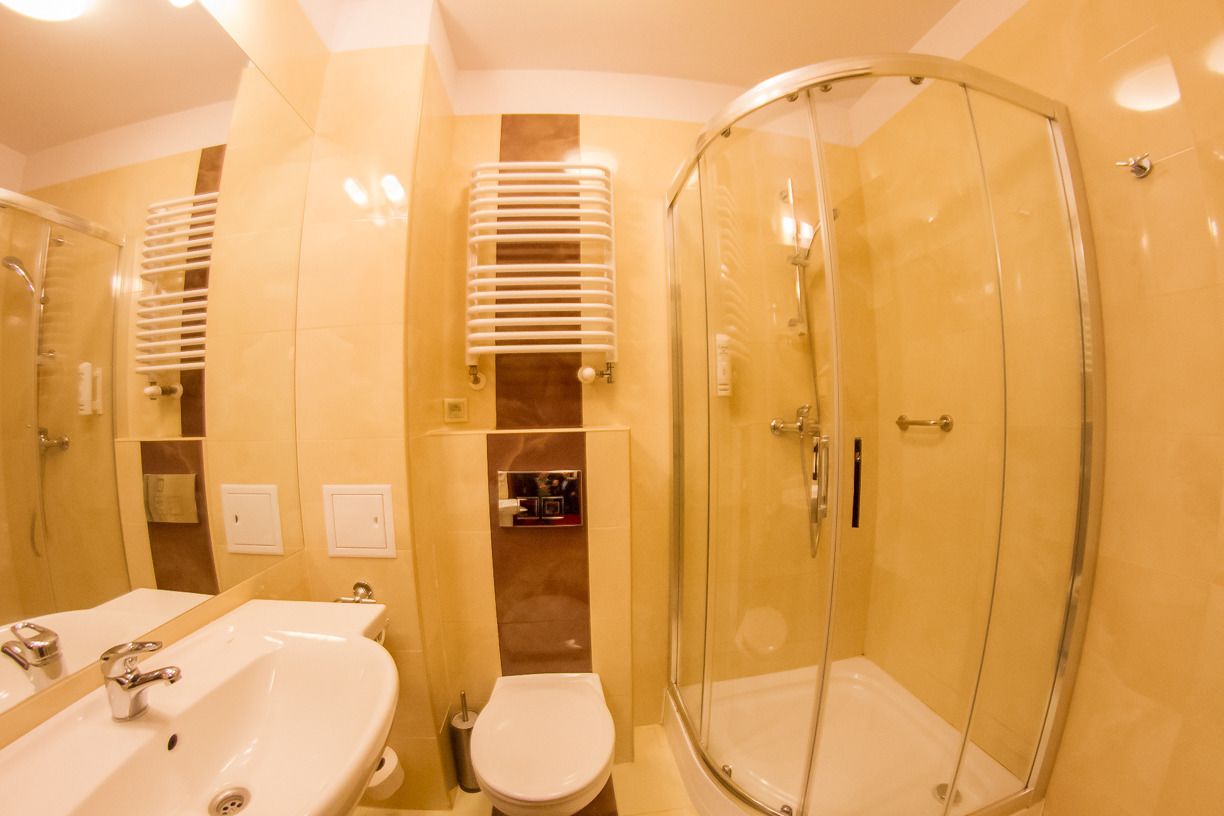 Ducha, artículos de tocador gratuitos, secador de pelo, toallas