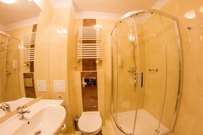 Shower, free toiletries, hair dryer, towels - Hotel Pikul (Pulawy)