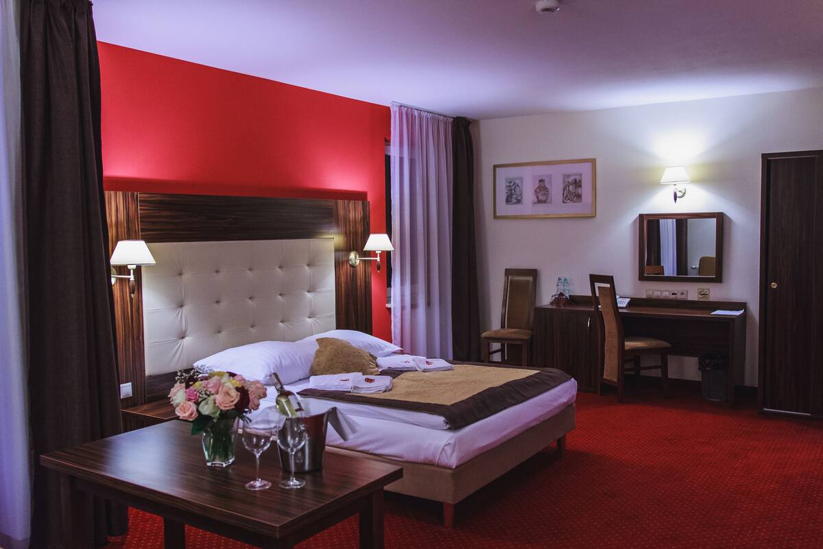 In-room safe, desk, iron/ironing board (on request), free WiFi