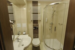 Regadera, amenidades de baño gratuitas, secadora de cabello, toallas 