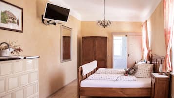 Tek Büyük Yataklı Oda | Oturma alanı | Uydu yayını kanalları bulunan 38 inç LED televizyon, televizyon