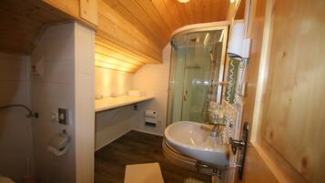 Apartment 2 | Bathroom | Shower, free toiletries, towels