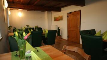 Desayuno a la carta (EUR 12 por persona)