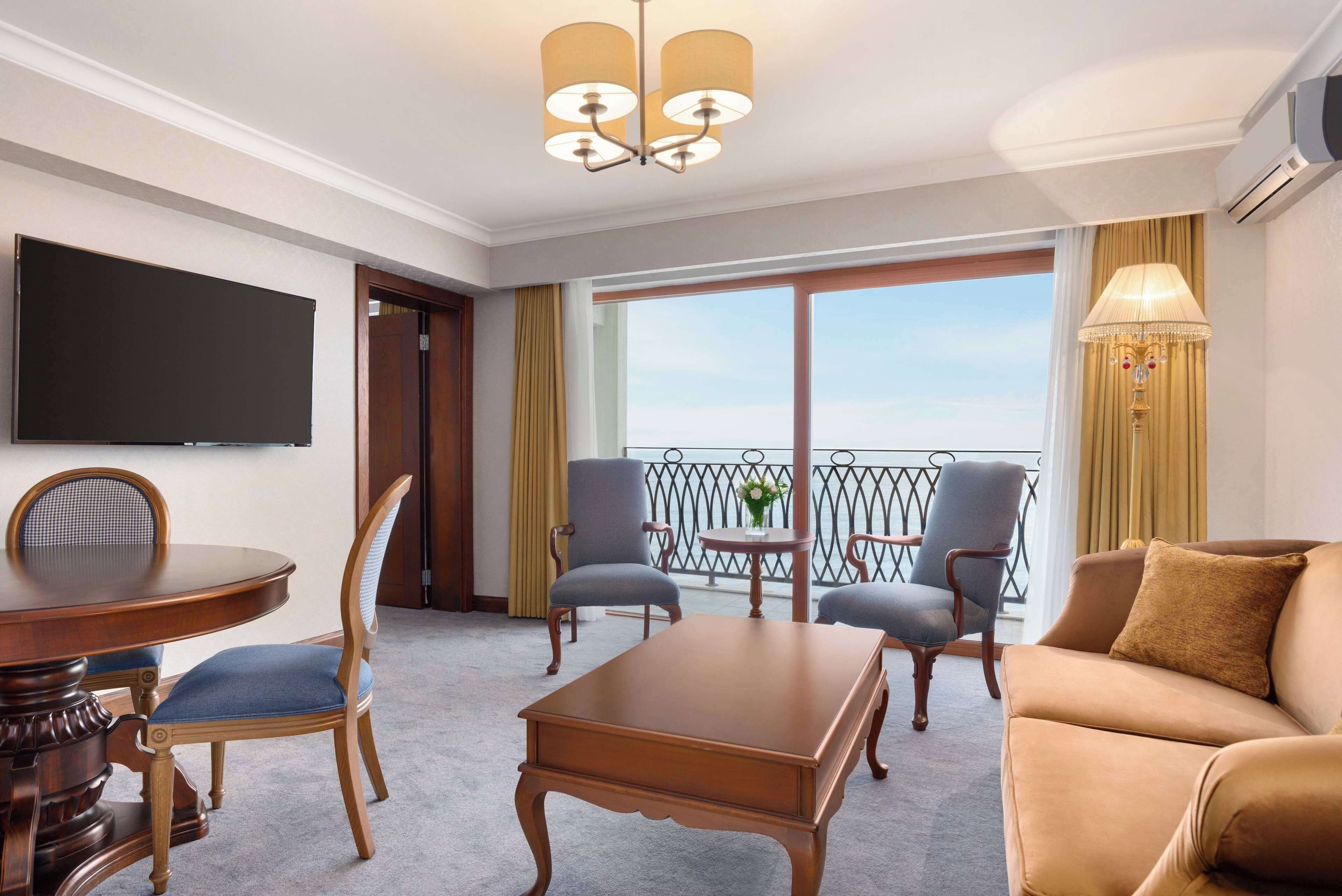 family suite, 1 double bed, sea view | 1 bedroom, premium bedding, minibar, in-room safe