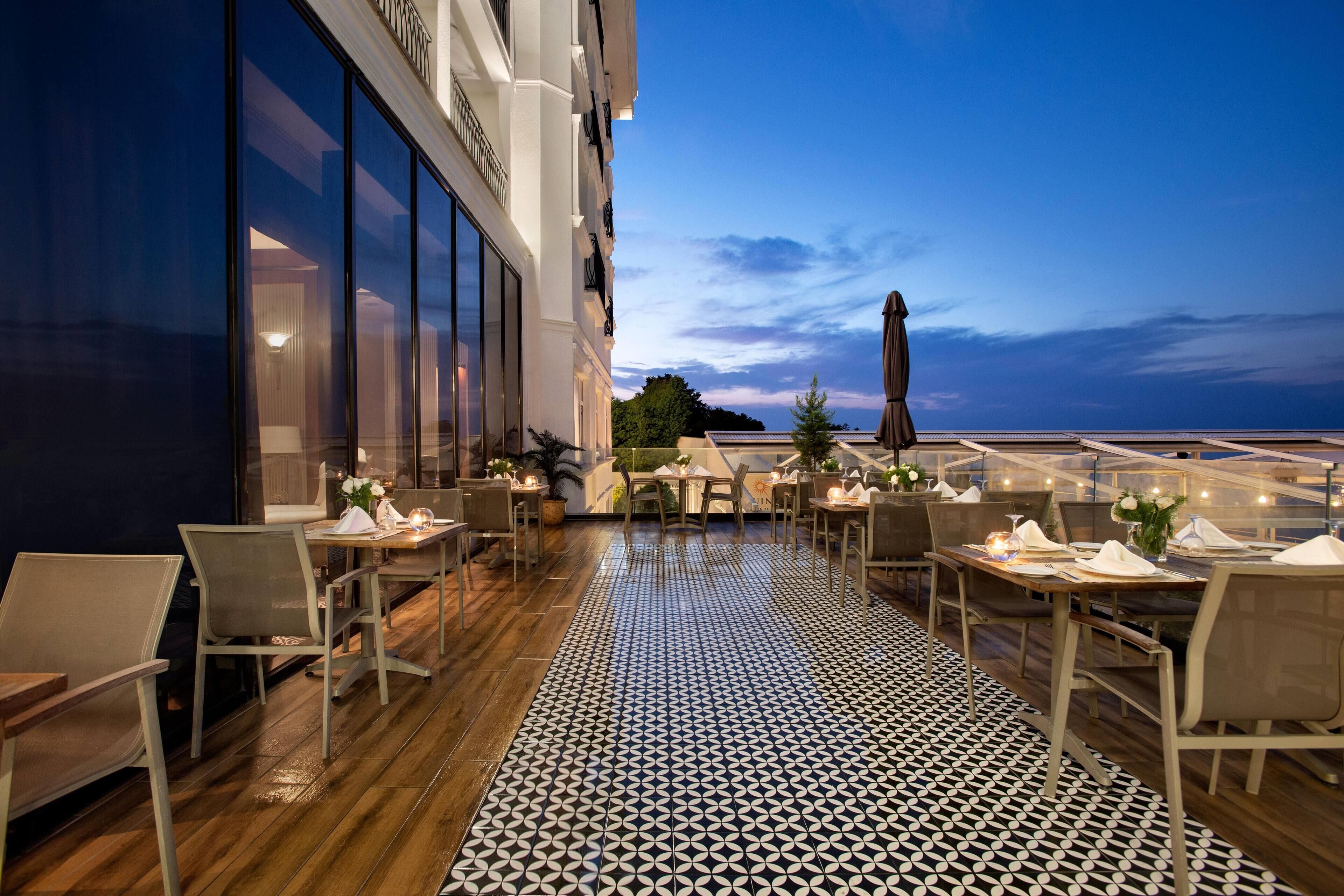 2 restaurantes; se sirve almuerzo y cena; cocina turca