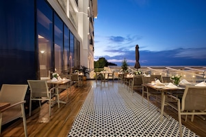 2 restaurants, lunch, dinner served; Turkish cuisine