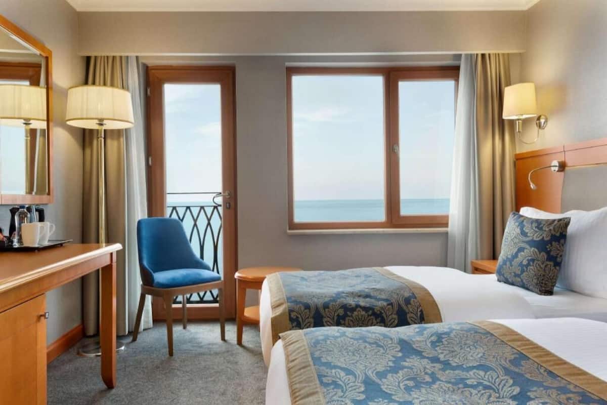 Literie de qualité, minibar, coffre-fort, décor unique
