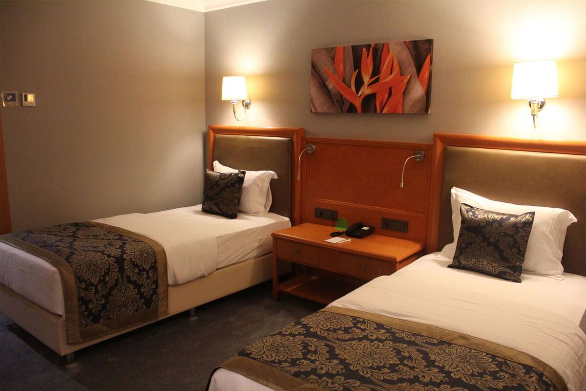 Literie de qualité, minibar, coffre-fort, décor unique