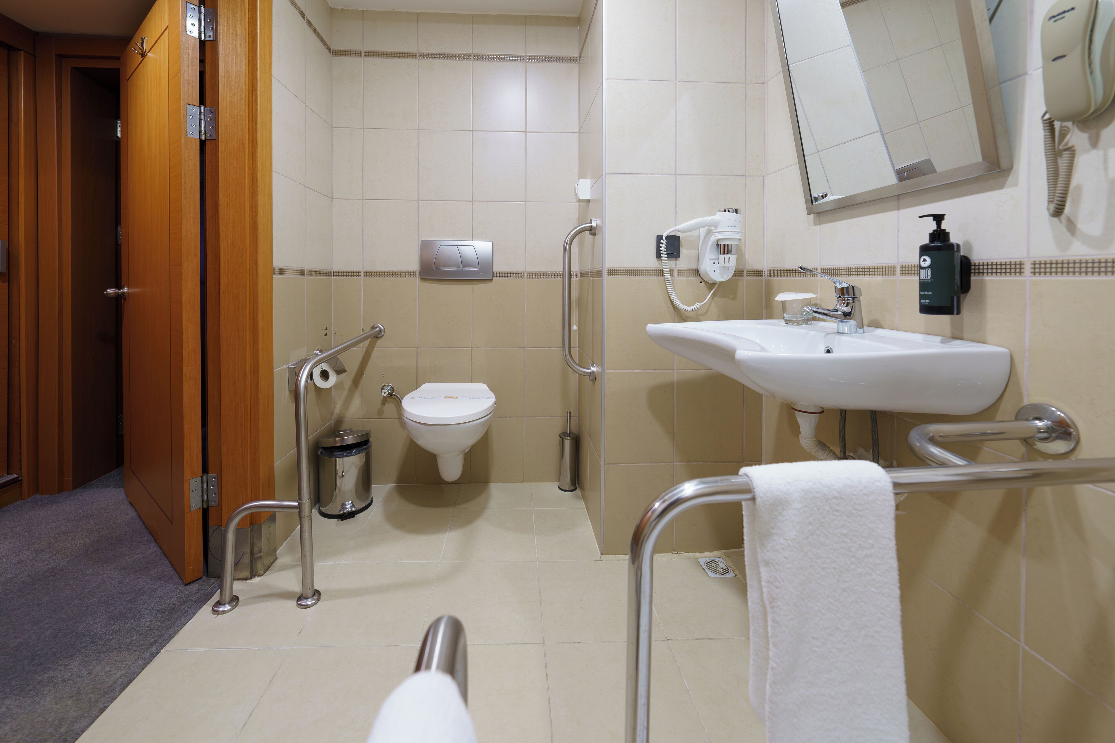 Ein Badezimmer mit Toilette, Waschbecken und Dusche.