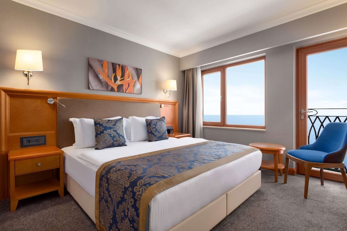 Literie de qualité, minibar, coffre-fort, décor unique