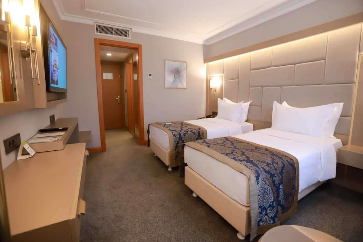 Rom, 2 enkeltsenger, tilgjengelighetstilpasset | Sengetøy av topp kvalitet, minibar og safe på rommet