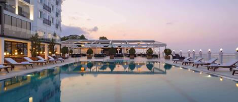 Outdoor pool, pool umbrellas, sun loungers