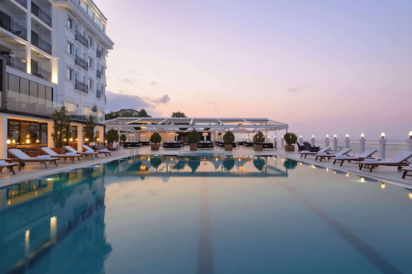 Piscina externa, guarda-sóis, espreguiçadeiras