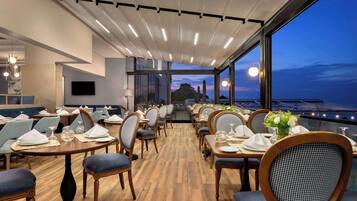 2 restaurants, lunch, dinner served; Turkish cuisine