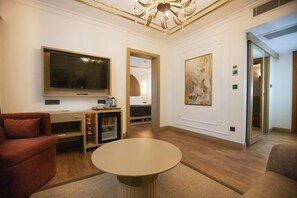 Ropa de cama de alta calidad y minibar 
