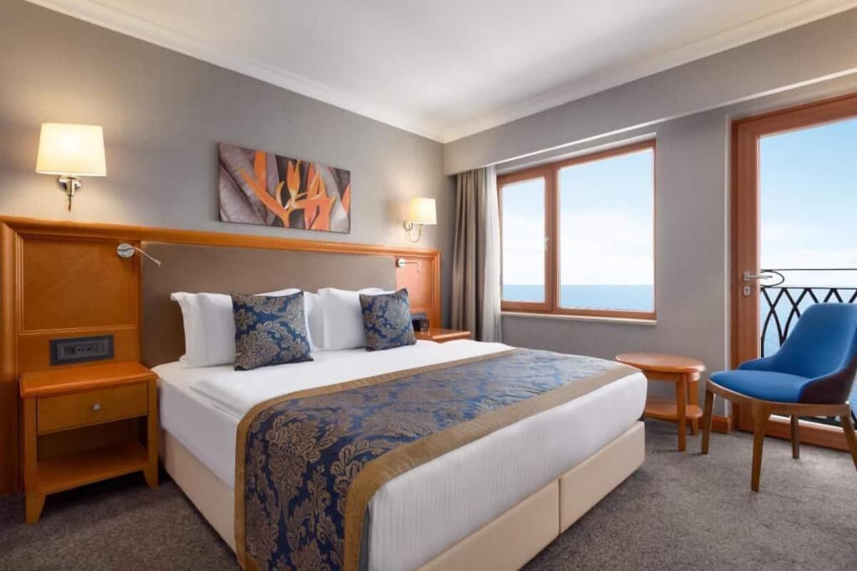 Literie de qualité, minibar, coffre-fort, décor unique