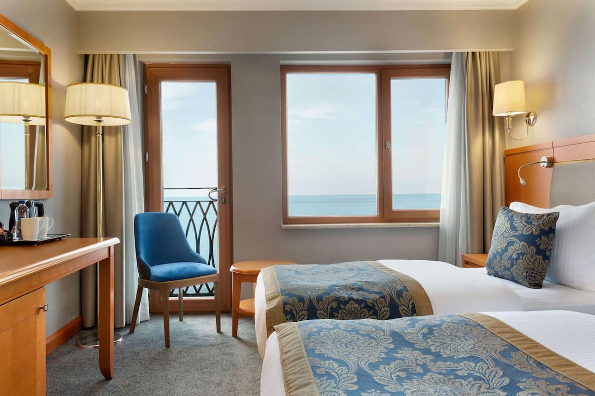 Literie de qualité, minibar, coffre-fort, décor unique
