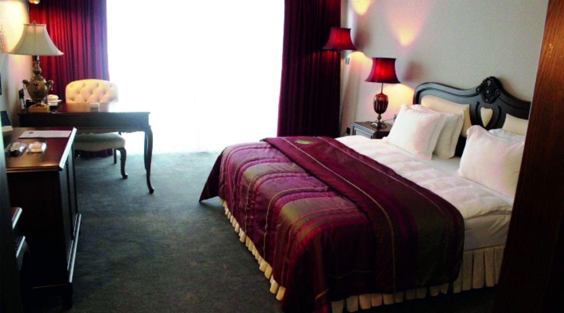 Literie de qualité, minibar, coffre-fort, décor unique