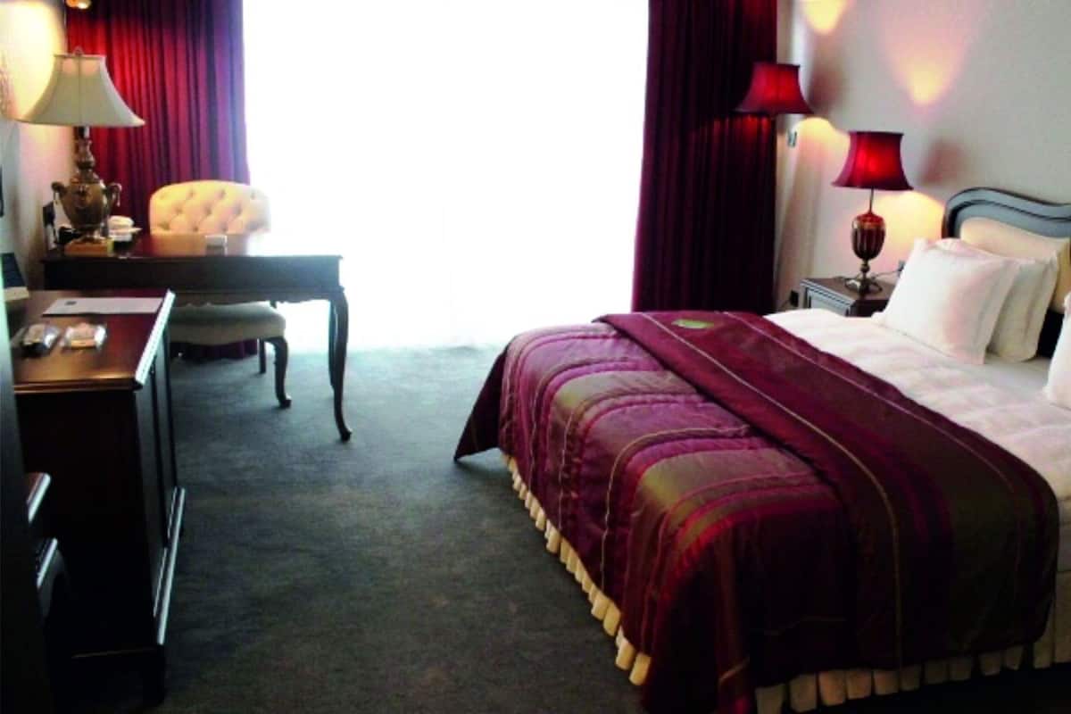 Literie de qualité, minibar, coffre-fort, décor unique