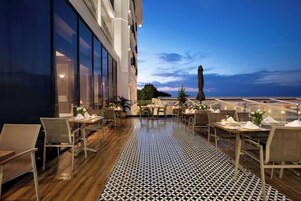 2 restaurants, lunch, dinner served; Turkish cuisine