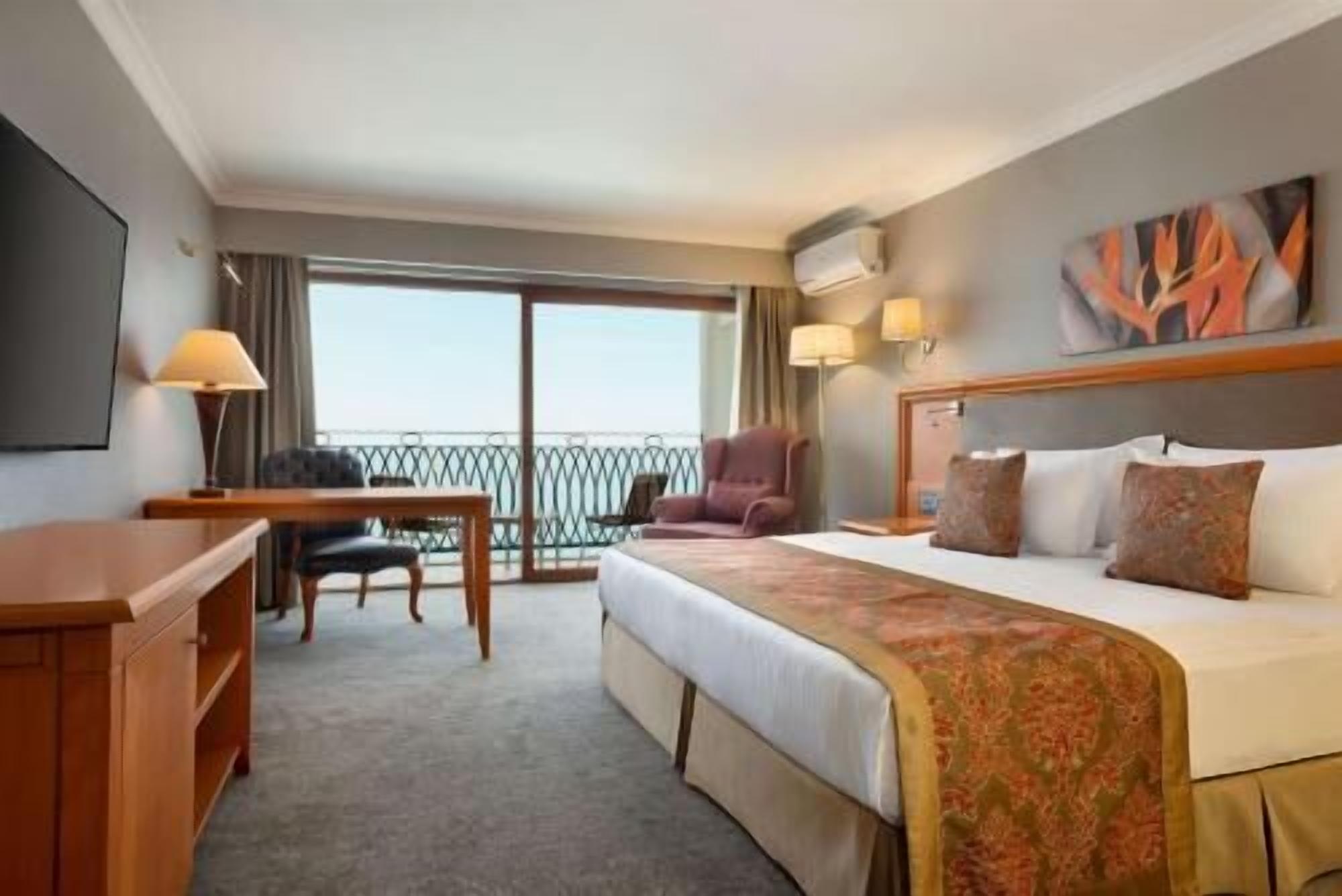 Literie de qualité, minibar, coffre-fort, décor unique