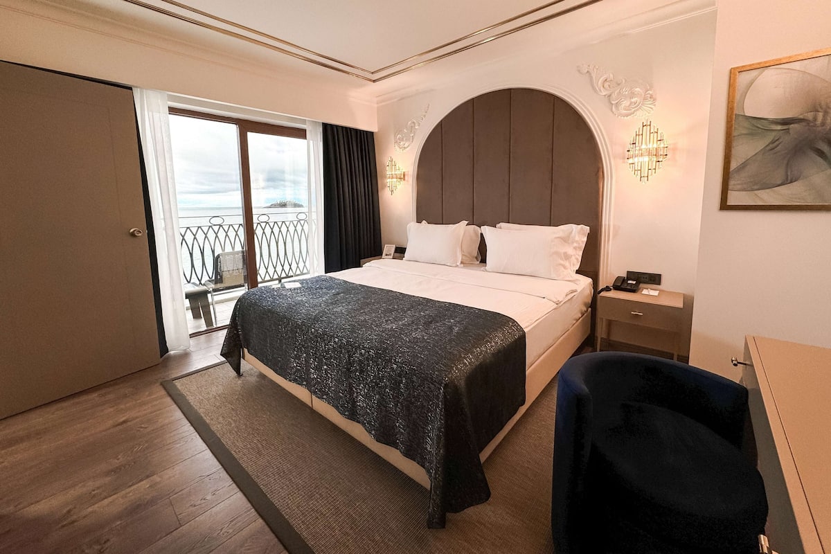 Deluxe Room, 1 Double Bed, Sea View | 1 bedroom, premium bedding, minibar, in-room safe