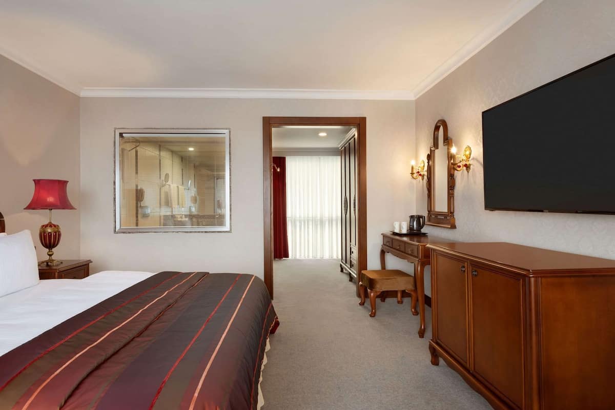 Literie de qualité, minibar, coffre-fort, décor unique