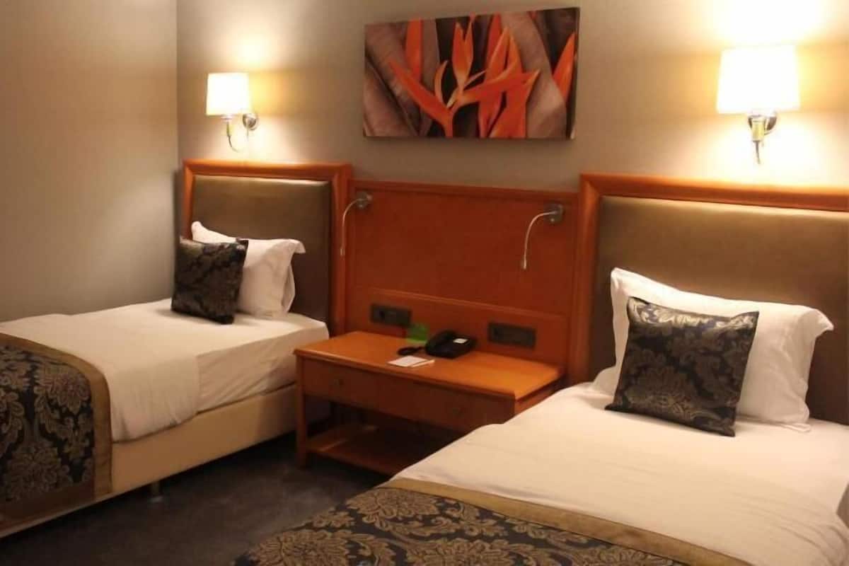 Literie de qualité, minibar, coffre-fort, décor unique