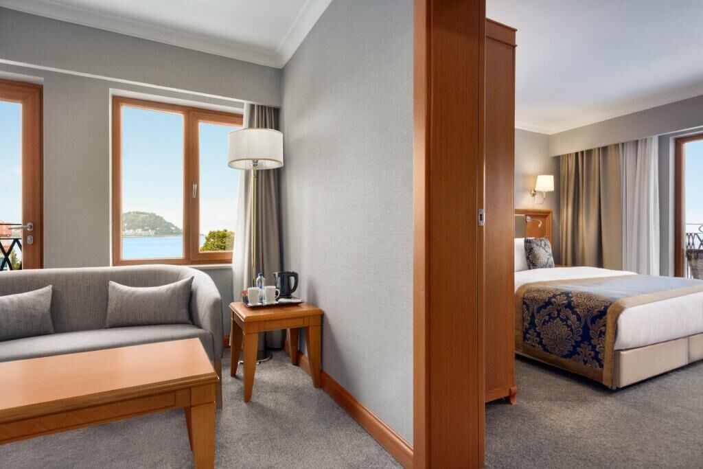 Literie de qualité, minibar, coffre-fort, décor unique