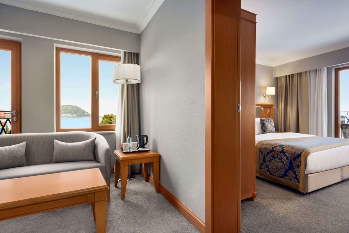 Literie de qualité, minibar, coffre-fort, décor unique