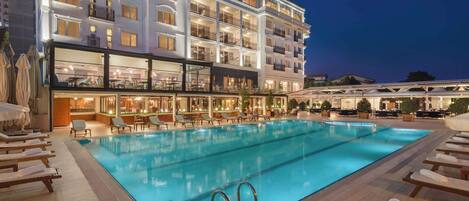 Outdoor pool, pool umbrellas, sun loungers