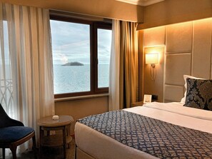 Habitación, 1 cama matrimonial, vista al mar | Ropa de cama de alta calidad y minibar 