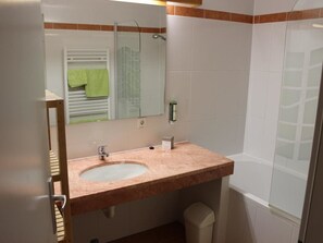 Chambre Double, balcon | Salle de bain