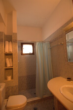 Deluxe Double Room, Fireplace | Bathroom | Shower, free toiletries, hair dryer, towels - Kroupi Hotel (Pyli)