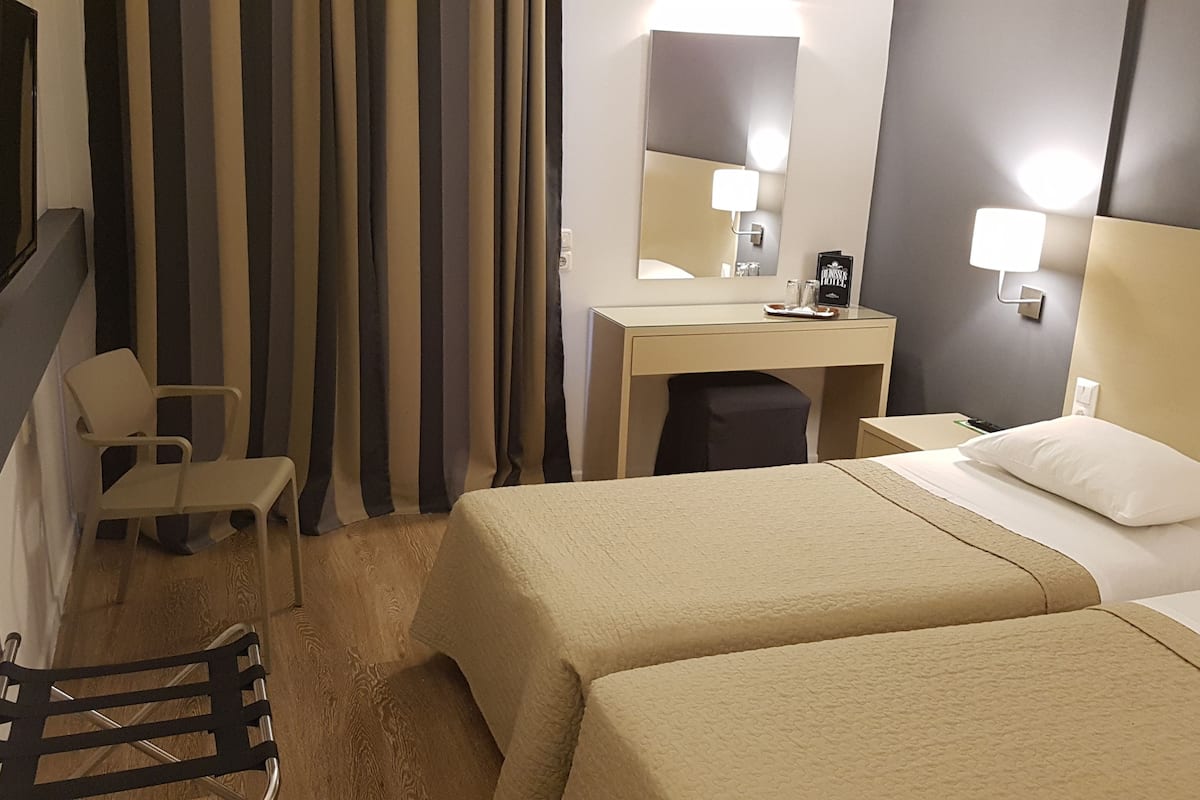 basic double or twin room | minibar, in-room safe, desk, soundproofing