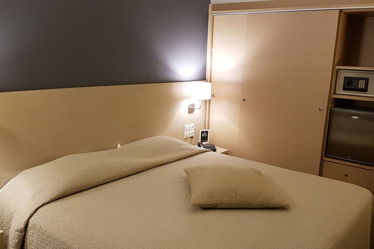 Basic Room | Minibar, in-room safe, desk, soundproofing