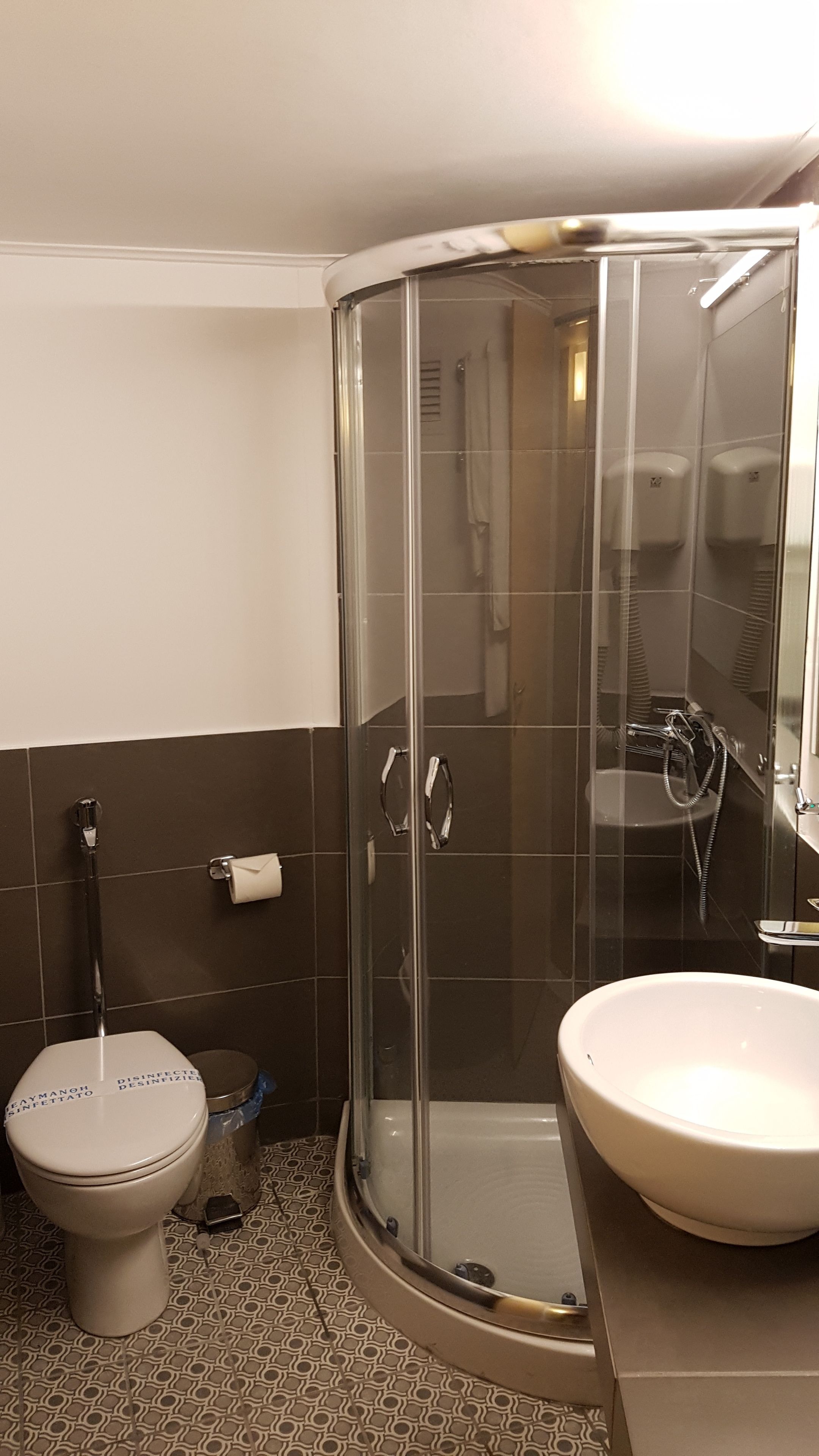 basic room | bathroom | free toiletries, hair dryer, slippers, towels