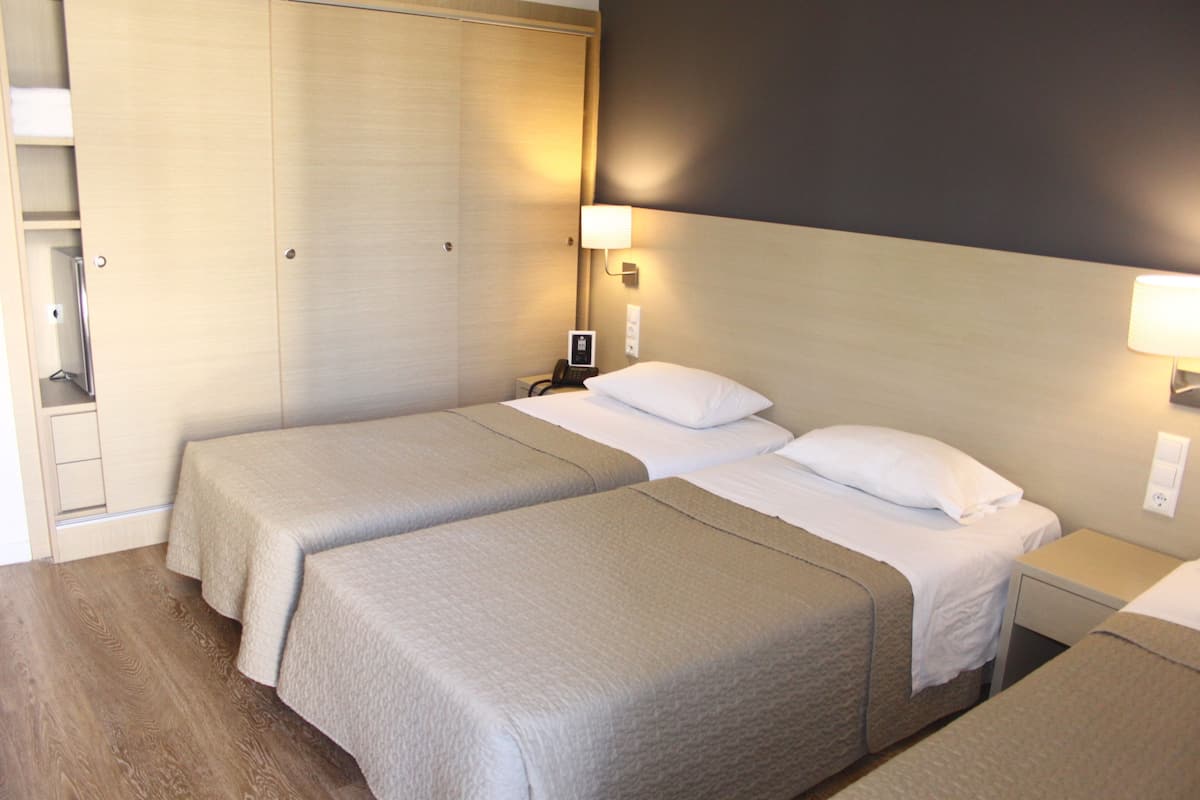 basic room | minibar, in-room safe, desk, soundproofing