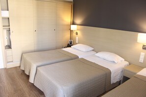 Basic Room | Minibar, in-room safe, desk, soundproofing - Dionissos Hotel (Larissa)