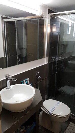 Basic Room | Bathroom | Free toiletries, hair dryer, slippers, towels