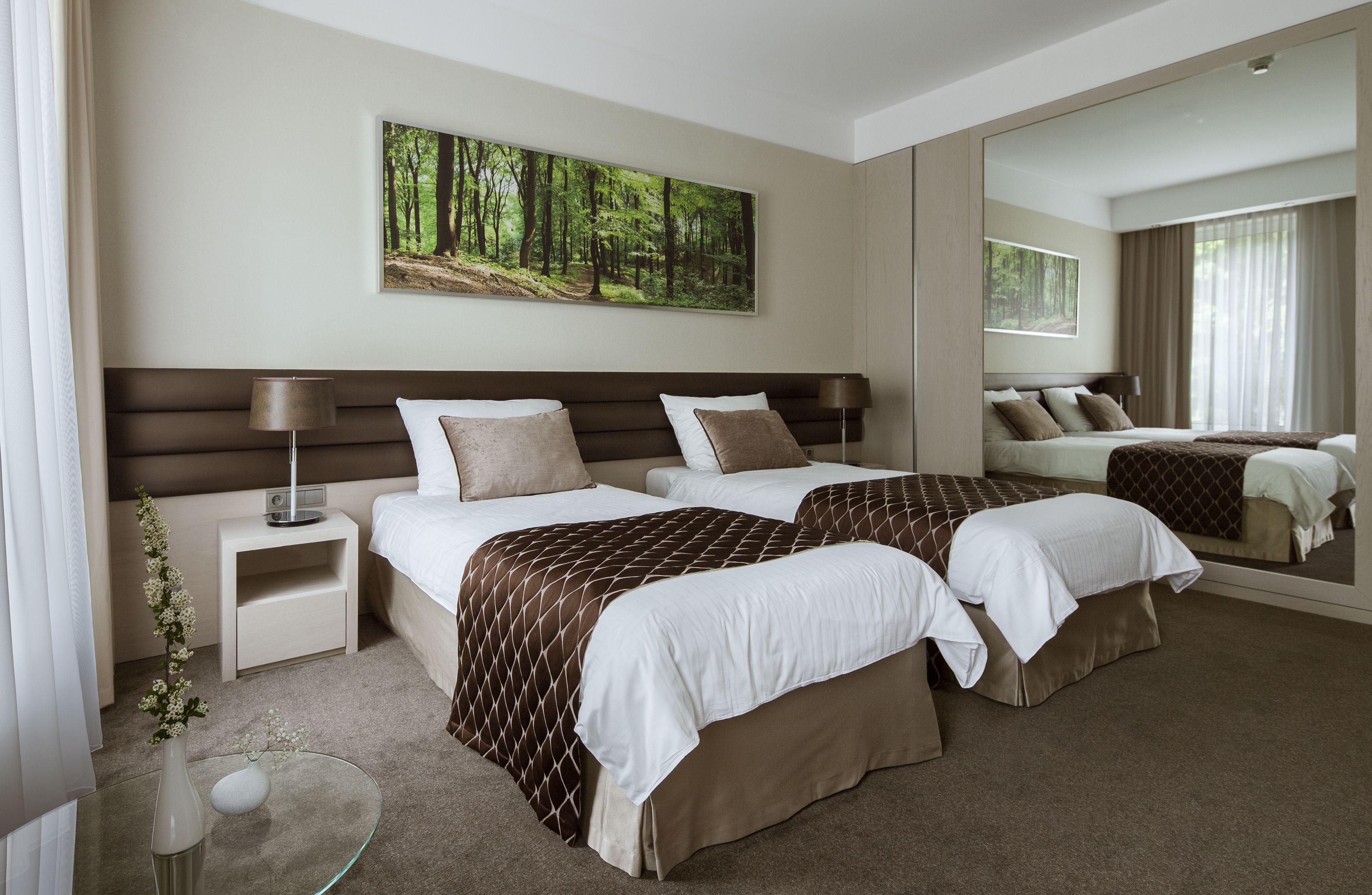 standard twin room | minibar, in-room safe, desk, blackout curtains