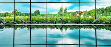 Una piscina techada, una piscina al aire libre de temporada