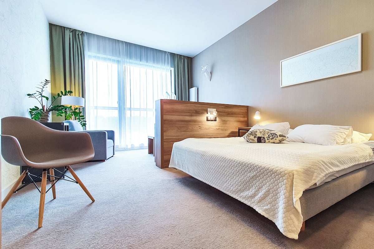 Habitación superior, vista al parque | Escritorio, wifi gratis y ropa de cama