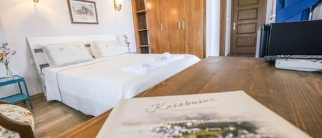 Standard Room, Sea View | Desk, blackout drapes, free WiFi, bed sheets