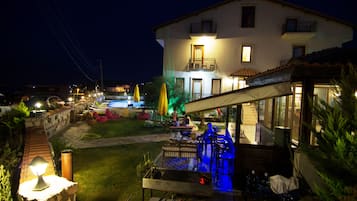 Bar junto a la piscina