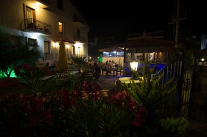 Fachada de la propiedad por la tarde o noche