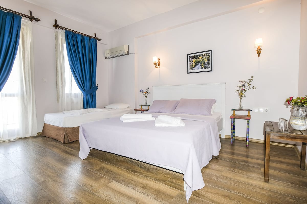 Family Room, Deniz Manzarali | Skrivbord, mörkläggningsgardiner, gratis wi-fi och sängkläder