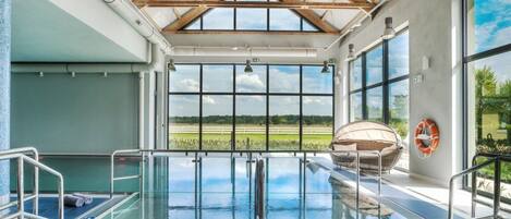 Piscina interna, funciona das 9h às 21h, espreguiçadeiras