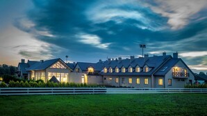 A row of modern houses with large windows and a white fence in front. - Sielanka nad Pilicą (Warka)