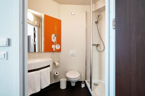 A modern bathroom with a toilet, sink, and shower. - B&B Hotel Warszawa-Okecie (Warsaw)